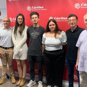 Tres alumnos de la Universidad San Jorge realizan un vídeo promocional de Moda re- de Cáritas