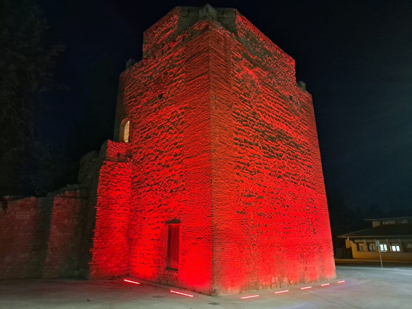 Edificios de referencia y espacios públicos se teñirán de rojo en Aragón para agradecer la acción voluntaria